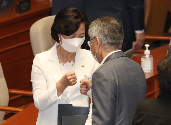 추미애 법무부 장관이 20일 오전 서울 여의도 국회에서 열린 제380회 국회(임시회) 제2차 본회의를 마치고 최강욱 열린민주당 대표와 인사를 나누고 있다. [뉴스1]