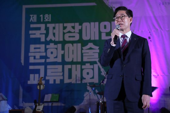 지난해 12월 20일 충남 아산의 온양관광호텔에서 열린 국제장애인문화예술교류대회에서 양승조 충남지사가 인사말을 하고 있다. [사진 충남도]