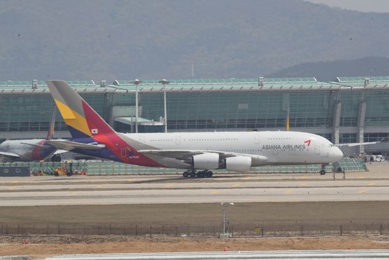 인천국제공항에 멈춰 서 있는 아시아나 항공기. 연합뉴스