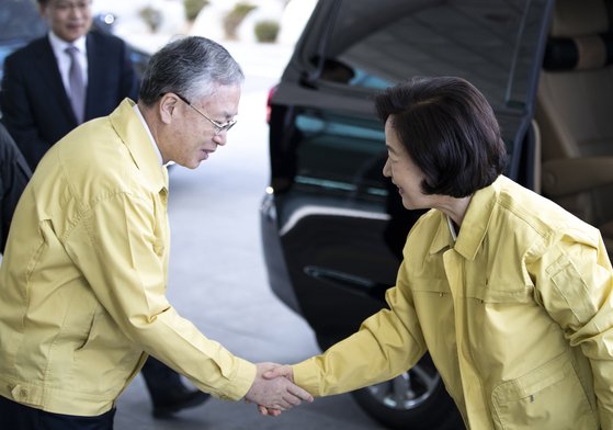추미애 법무부 장관이 2월 6일 서울 서초구 서울고등검찰청에서 열린 서울고등검찰청 내 법무부 대변인실 사무실인 의정관 개소식에 참석하며 김영대 서울고검장과 악수하고 있다.[뉴스1]