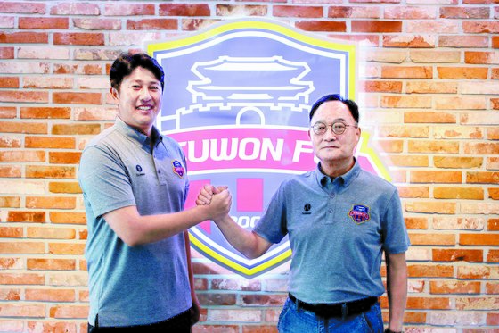 조원희의 새 소속팀 수원 FC 김도균 감독과 김호곤(왼쪽부터) 단장. 박린 기자