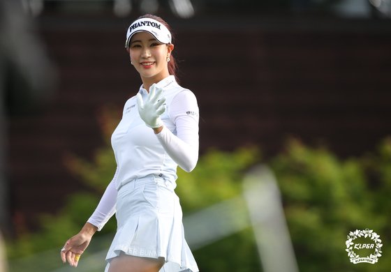 유현주가 3일 강원 평창에 위치한 버치힐GC에서 열린 맥콜·용평리조트 오픈 1라운드 10번 홀에서 티샷 후 인사하고 있다. [사진 KLPGA]