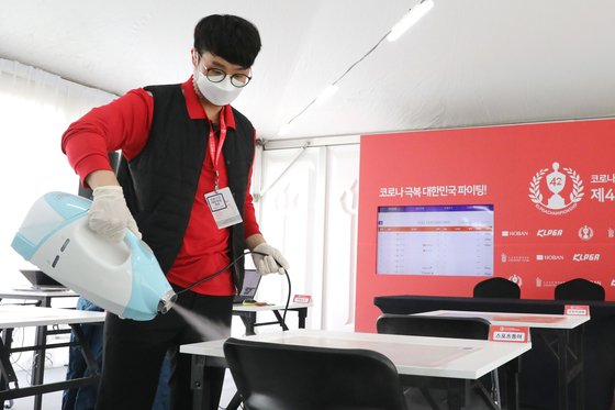지난 5월 제42회 KLPGA 챔피언십에서 관계자들이 미디어룸 방역작업에 나서고 있다. [뉴스1]