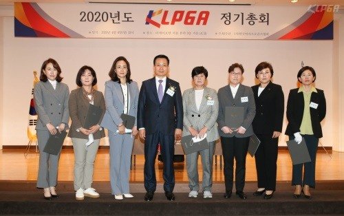 지난 4월 KLPGA 정기 총회 당시 강춘자(오른쪽 넷째), 이영미(오른쪽 셋째) KLPGT 공동 대표. 가운데는 김상열 KLPGA 회장. [사진 KLPGA]