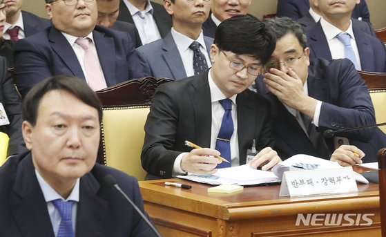 2019 대검 국정감사에서 조상준 당시 형사부장이 한동훈 반부패부장과 귀엣말을 나누고 있다 [뉴시스]