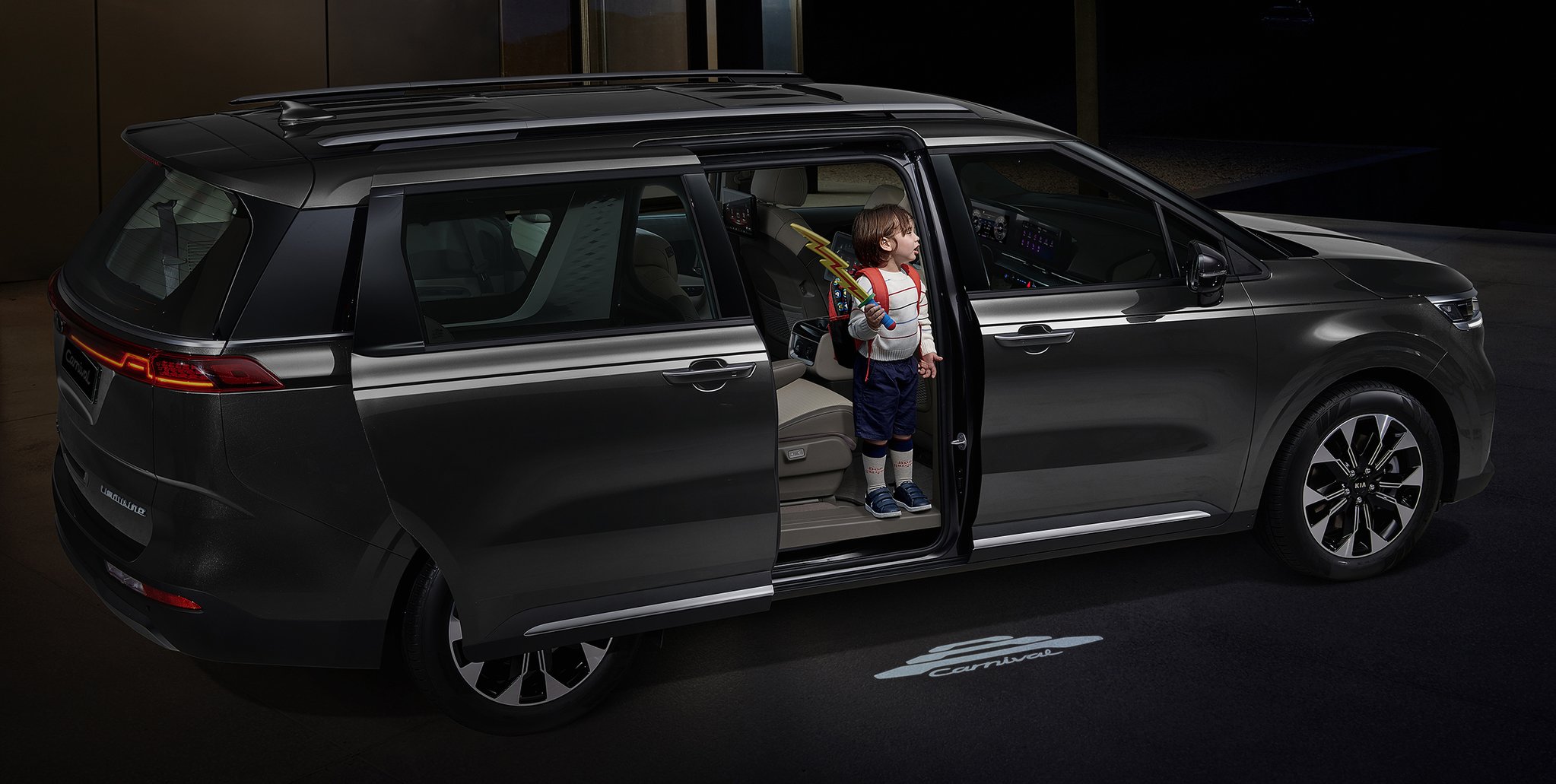 뒷좌석 탑승자가 내릴 때 뒷쪽에서 차량이 접근하면 문을 잠그고 경고음을 내주는 안전 기능이 적용됐다. 타고 내릴 때 바닥을 비춰주는 승하차 램프도 달려 있다. 사진 기아자동차