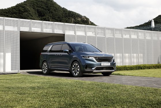 기아자동차가 28일부터 4세대 카니발의 사전계약을 진행한다. 6년 만에 모델 변경하는 카니발은 동급 최고 수준의 편의사양을 적용했다. 사진 기아자동차