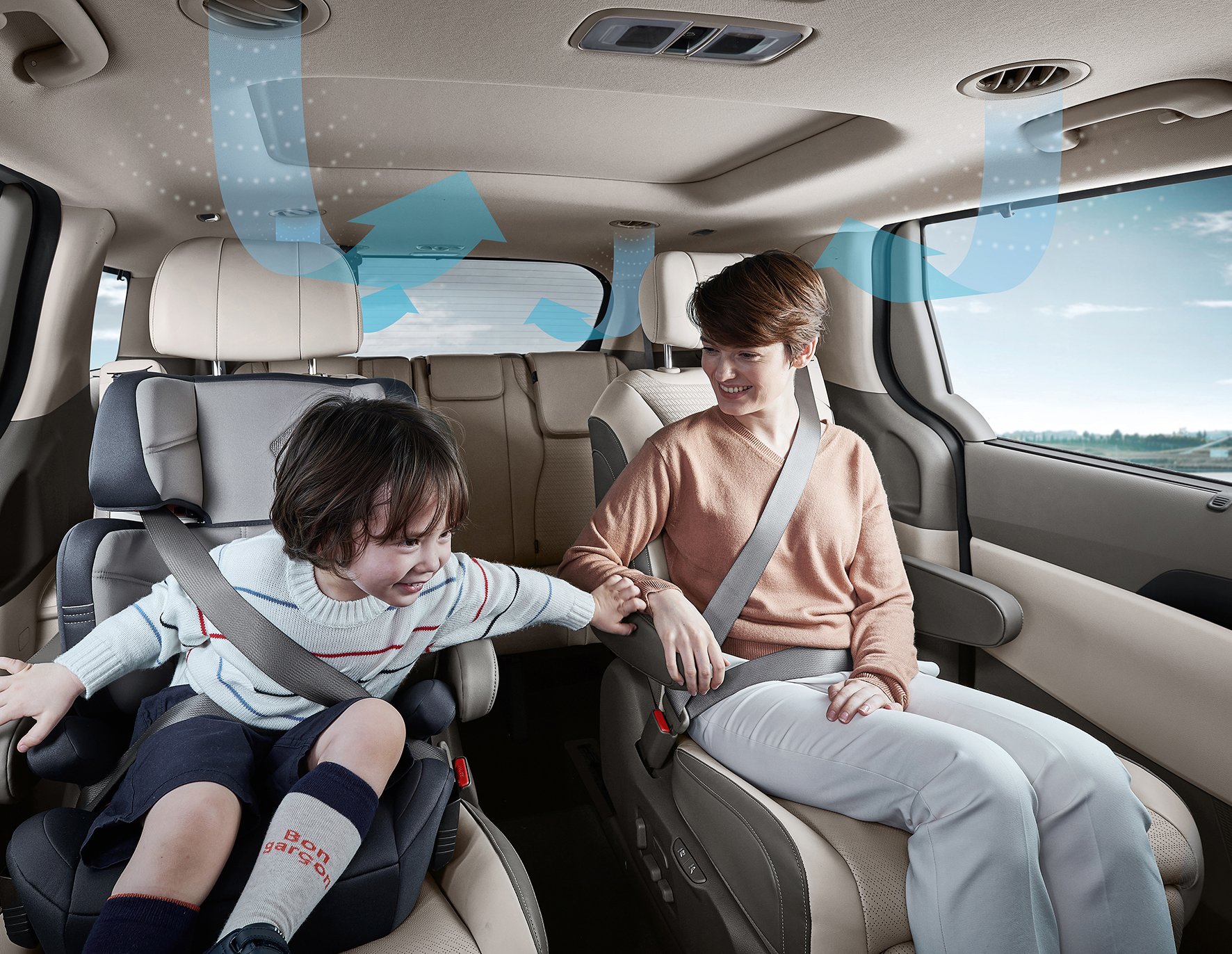 2열의 프리미엄 릴렉션 시트(7인승)는 안마의자의 무중력 모드처럼 안락한 자세를 만들어준다. 사진 기아자동차