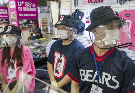 LG 대 두산 경기가 열리는 26일 오후 잠실야구장에서 직원들이 마스크를 착용하고 있다. 연합뉴스