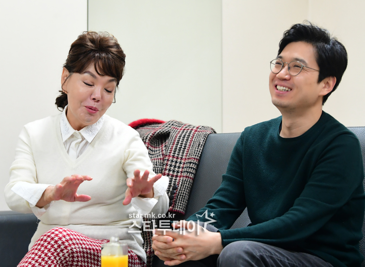 김수미는 `수미네 반찬`에서 다양한 반찬을 선보이며 큰 사랑을 받고 있다. 오른쪽은 문태주 PD. 사진ㅣ강영국 기자