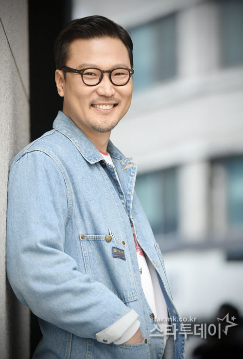 정형석은 성우계에선 가장 핫한 스타지만, 스크린에선 편집당하기 일쑤인 단역 배우다.사진|유용석 기자