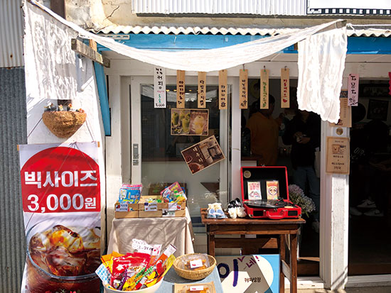 신생 카페지만 나무판에 손글씨로 메뉴를 쓰고 아날로그 감성으로 카페를 꾸며 대룡시장 노포들과 잘 어우러진다.