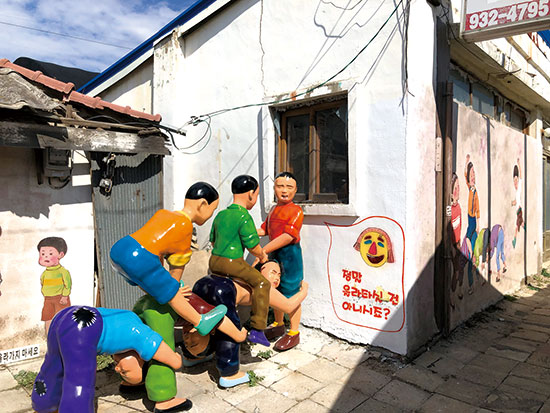 시장 골목에 추억의 말타기 놀이를 생동감 있게 재현해 설치한 작품.