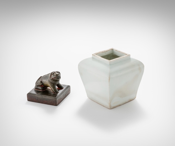 ‘백자 이동궁명 사각호(白磁履洞宮銘四角壺, 우측)’와 ‘중화궁인(重華宮印)’.