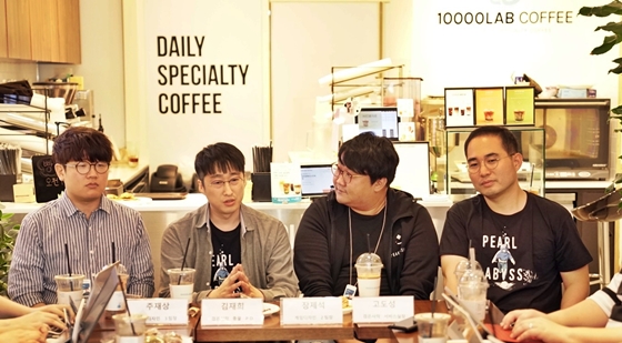 <좌측부터 펄어비스 주재상 게임디자인3팀장, 김재희 검은사막 총괄 PD, 장제석 게임디자인2팀장, 고도성 검은사막 서비스실장>