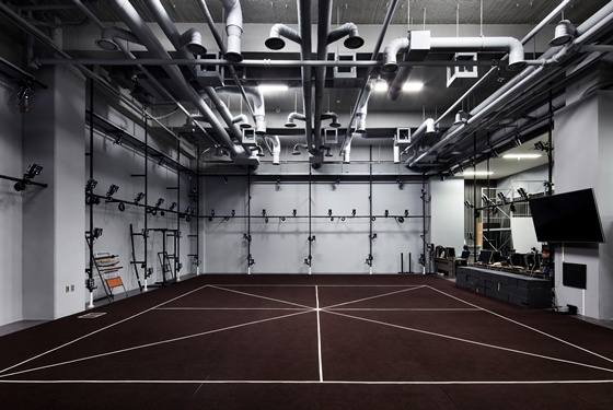 엔씨소프트는 시각과 음향 효과에도 투자를 아끼지 않고 있다. 최대규모 자체 모션캡처 스튜디오(사진)와 사운드 스튜디오를 운영하며 게임 품질 향상에 힘쓰고 있다.