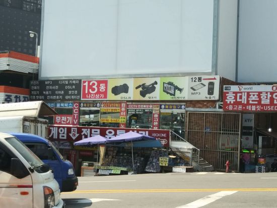 몰카(몰래카메라)는 판매와 구입에 아무런 법적 규제를 받지 않는다. 늘어나는 몰카 범죄를 예방하기 위해 사전·사후 규제를 도입해야 한다는 목소리가 나온다. 사진은 몰카 판매점이 밀집해 있는 용산전자상가.[사진=노태영 기자]