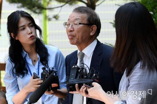 양승태 전 대법원장이 1일 경기도 성남시 자택 인근에서 재임 시절 일어난 법원 행정처의 ‘재판 거래’ 파문과 관련한 입장을 밝히고 있다./성남=김현민 기자 kimhyun81@