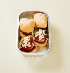 3. 모차렐라 치즈를 뿌리고 남은 윗부분의 슬라이더빵 반쪽을 덮는다.