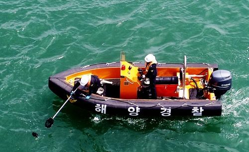 전 남편을 살해하고 시신을 훼손·유기한 혐의로 구속된 고유정(36)이 유기한 것으로 추정되는 물체를 발견했다는 신고가 접수된 가운데 13일 오후 전남 완도군 고금면 한 선착장 앞바다에서 완도해경이 바다 위에 떠다니는 검은봉지를 수거하고 있다. 이 봉지에는 아무것도 들어있지 않았다. [이미지출처=연합뉴스]