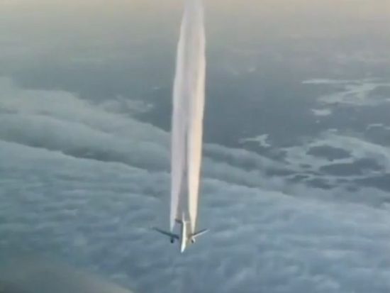 비행운으로 비행기 엔진 갯수도 알 수 있습니다. 하늘에 그려진 비행운이 두 줄이면 엔진이 2개, 네 줄이면 엔진이 4개인 비행기입니다. [사진=유튜브 화면캡처]