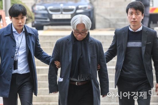 극단 단원들에게 성폭력을 휘두른 혐의를 받고 있는 이윤택 전 연희단거리패 예술감독이 23일 서울 서초구 서울중앙지방법원에서 열린 영장실질심사에 출석해 법정으로 이동하고 있다./강진형 기자aymsdream@