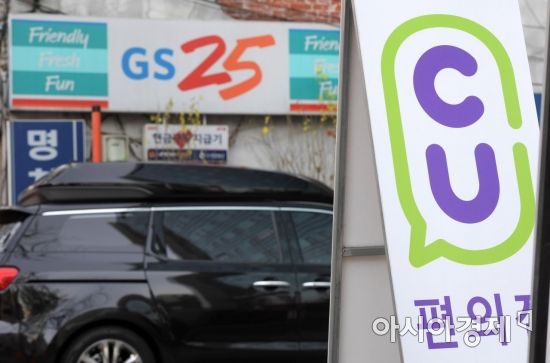 근접 출점을 제한하는 편의점 업계의 자율규약이 18년 만에 부활한 4일 서울 시내에 편의점들이 영업을 하고 있다. /문호남 기자 munonam@