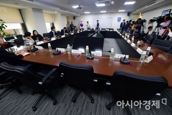 제6차 최저임금위원회 전원회의가 22일 서울 중구 퇴계로 직업능력심사평가원 대회의실에서 열리고 있다. 이날 회의에 근로자위원들은 불참했다. /문호남 기자 munonam@