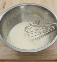 3. 볼에 달걀과 설탕, 소금을 넣고 거품기로 저어 거품을 낸다.