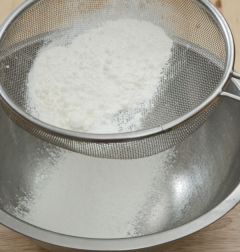 1. 볼에 중력분과 베이킹파우더를 넣어 섞어 체에 내린다.