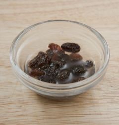 2. 건포도는 럼에 재운다.