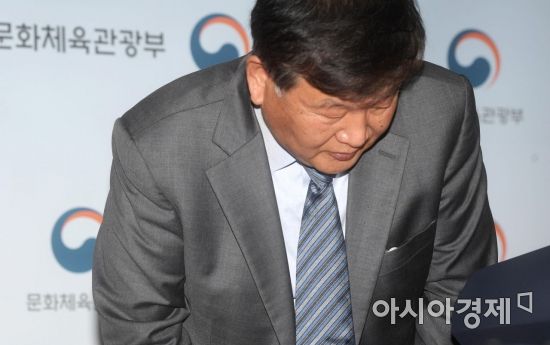 쇼트트랙 국가대표 심석희 선수가 조재범 전 국가대표 코치로부터 4년간 상습 성폭행을 당했다고 주장한 가운데 9일 노태강 문화체육관광부 2차관이 정부서울청사 별관에서 체육계 성폭력 비위 근절을 위한 대책을 발표한 뒤 허리 숙여 인사하고 있다. /문호남 기자 munonam@
