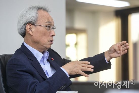 문성현 경제사회노동위원회 위원장이 9일 서울 종로구 경제사회노동위원회 위원장실에서 인터뷰하고 있다./강진형 기자aymsdream@