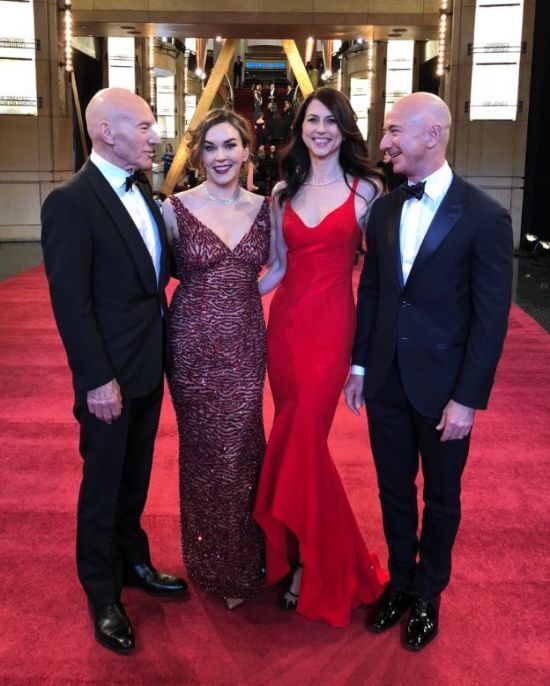 매켄지-제프 베이조스 부부(오른쪽)/사진=제프 베이조스 트위터 캡처