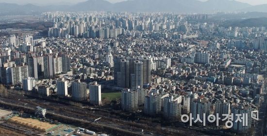 정부 규제에 움츠러든 주택시장
    (서울=연합뉴스) 김도훈 기자 = 정부의 부동산 정책 영향이 본격화되면서 최근 서울 주택시장 거래가 급감한 가운데 내년도 주택시장 역시 한동안 거래량이 감소할 전망이다.
    고강도 대출규제와 2주택자 이상 종부세 중과, 2천만원 이하 임대소득세 과세 시행 등으로 다주택자들의 주택 구입이 전에 비해 어려워지고 청약제도 개편으로 무주택자의 청약기회가 늘어 무주택자들 역시 기존 주택을 미룰 가능성이 커지고 있다.
    사진은 30일 오전 서울 강동구 일대의 아파트 모습.2018.12.30
    superdoo82@yna.co.kr
(끝)


<저작권자(c) 연합뉴스, 무단 전재-재배포 금지>