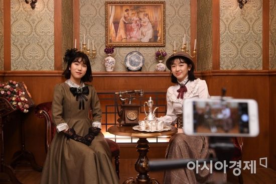 개화기 의상을 대여해주는 경성의복을 방문한 관광객이 포토 존에서 추억을 남기고 있다./김현민 기자 kimhyun81@