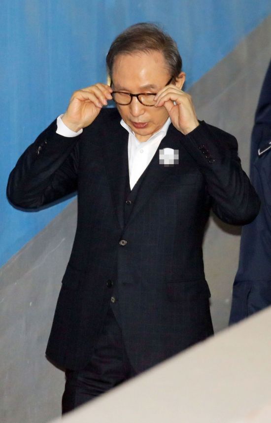 다스 자금을 횡령하고 삼성 등에서 뇌물을 받은 혐의로 구속기소된 이명박 전 대통령이 18일 오후 서초구 서울고등법원에서 열린 항소심 속행공판에 출석하기 위해 법정으로 향하고 있다. 2019.1.18 [이미지출처=연합뉴스]