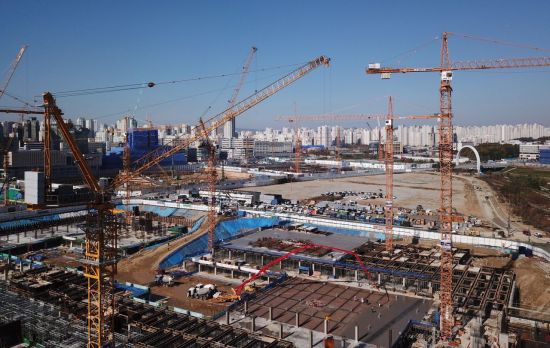 통계청은 31일 2018년 12월 및 연간 산업활동동향을 발표한다. 지난해 11월에는 생산과 투자가 동반 감소세로 전환된 바 있다. 사진은 세종시의 한 공사현장 모습 [이미지출처=연합뉴스]