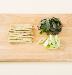 1. 납작한 어묵은 먹기 좋게 썰고 대파는 어슷썰고 깻잎은 굵게 채 썬다. 
(Tip 우동은 건면이나 생면은 끓는 물에 삶아서 건져 준비하고 숙면(익힌 면)은 그대로 준비하세요.)