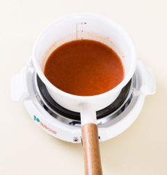 2. 냄비에 물 2컵과 분량의 양념장 재료를 모두 넣어 끓인다. 
(고추장 2, 고춧가루 1, 굴소스 0.3, 물엿 1, 설탕 0.5, 후춧가루 약간)