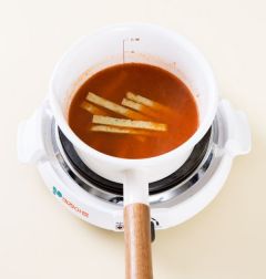 3. 국물이 끓으면 납작한 어묵을 넣어 5분 정도 중간 불에 끓인다.