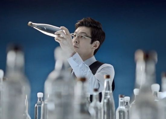 물의 맛과 냄새를 전문적으로 평가·판별하는 '워터 소믈리에'는 미네랄 함량이 더 많은 물이 맛있다고 합니다. [사진=유튜브 화면캡처]