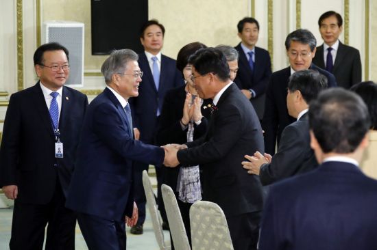 문재인 대통령이 8일 오후 청와대 영빈관에서 열린 전국 시·군·구청장 등 기초단체장 초청 오찬 간담회에 입장하며 참석자들과 인사를 나누고 있다. [이미지출처=연합뉴스]