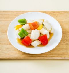 4. 접시에 가래떡을 담고 탕수 소스를 곁들인다.