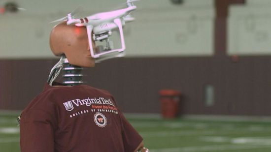 2017년 버지니아 공대 연구팀이 진행한 UAS(무인 항공 시스템) 테스트 실험 중 한 장면. 드론 추락으로 인한 심각한 부상 및 사망 가능성을 보여준 실험이다. 사진 = Virginia Tech 영상 캡쳐