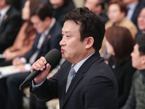 방송인 서경석 씨가 14일 오전 청와대 영빈관에서 문재인 대통령이 참석한 가운데 열린 자영업·소상공인과 대화에서 사회를 보고 있다.
사진=연합뉴스