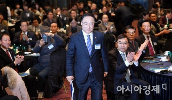 홍남기 경제부총리 겸 기획재정부 장관이 15일 서울 여의도 중소기업중앙회에서 열린 '제13회 KBIZ 최고경영자(CEO) 혁신포럼' 강연을 위해 단상에 오르고 있다./김현민 기자 kimhyun81@