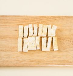 2. 두부의 물기를 제거하고 팬에 식용유를 두르고 노릇노릇하게 구워 먹기 좋게 길쭉하게 썬다.