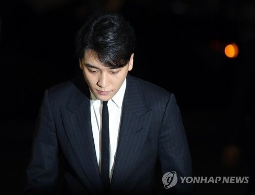 '해외 투자자 성접대' 의혹을 받고 있는 그룹 빅뱅의 승리가 27일 조사받기 위해 서울지방경찰청으로 들어서고 있다. 서울지방경찰청 광역수사대는 승리를 상대로 성접대 의혹을 비롯해 그동안 불거진 의혹 전반을 조사할 방침이다.사진=연합뉴스