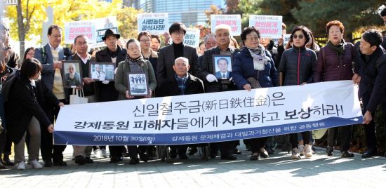 지난해 10월 30일 오후 서울 서초구 대법원 앞에서 일제 강제징용 피해자 중 유일한 생존자인 이춘식 씨(가운데)와 유가족들이 강제징용 손해배상청구 소송 재상고심 판결을 위한 대법원 전원합의체가 열리는 대법정으로 향하고 있다. [이미지출처=연합뉴스]